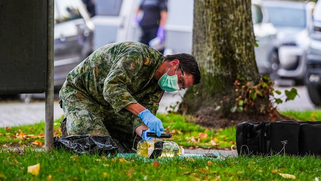 Man die hond uitlaat vindt explosieven in plastic tasje in Eindhovens park