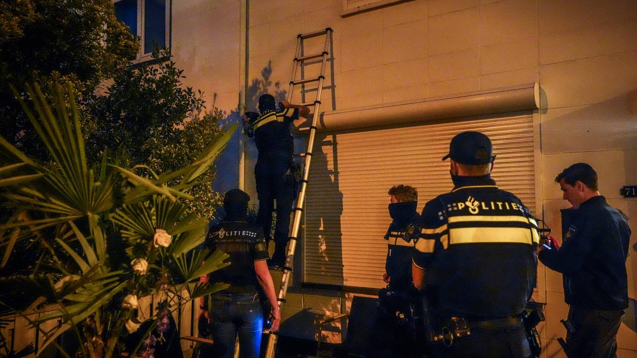 De politie is druk bezig met het onderzoek (foto: SQ Vision).