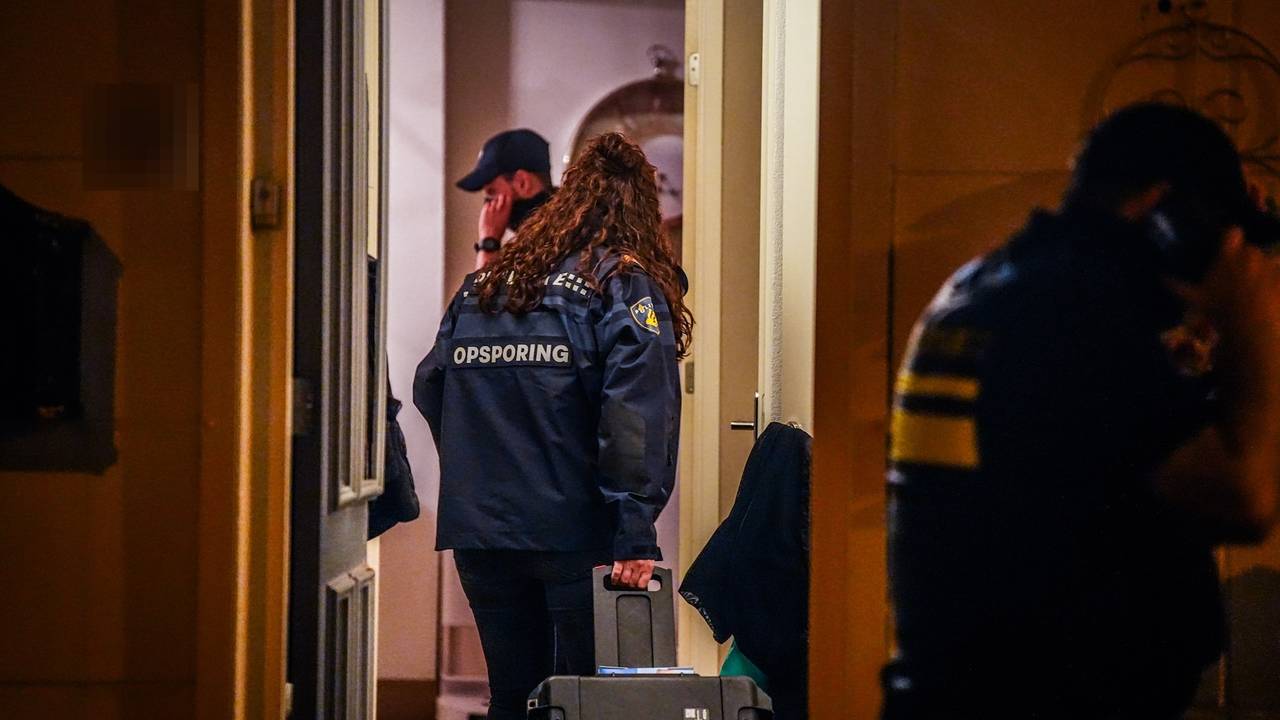 Agenten en onderzoekers zijn druk bezig in het huis (foto: SQ Vision).