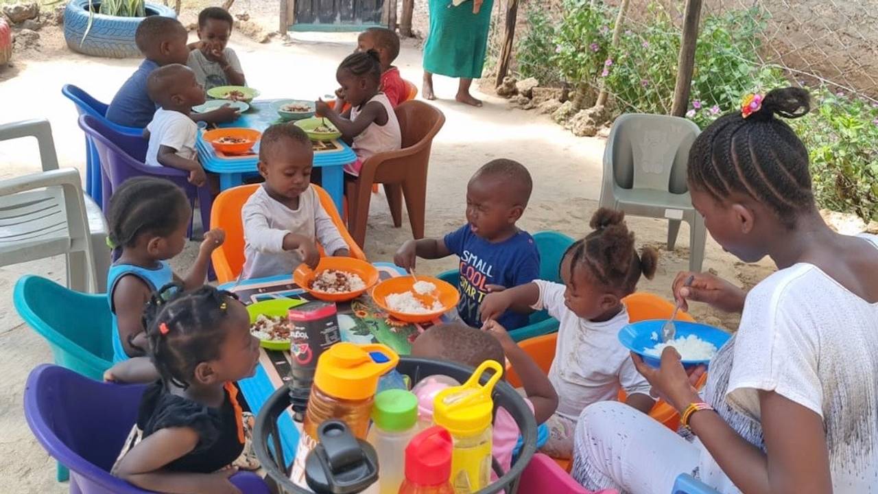 40 jaar was ze kleuterjuf, nu heeft Francien (78) een kinderopvang in Kenia