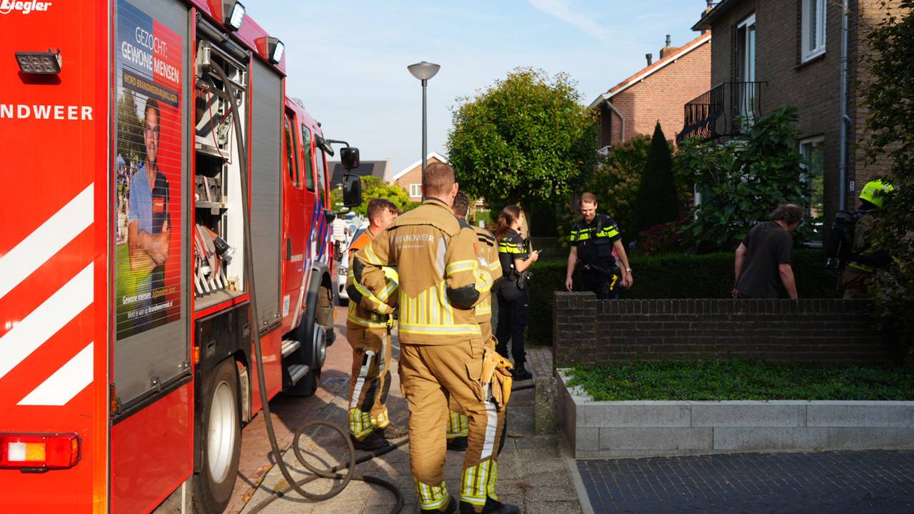 De brandweer kwam een brandje in een heg in Sprang-Capelle blussen (foto: Erik Haverhals/Persbureau Heitink).