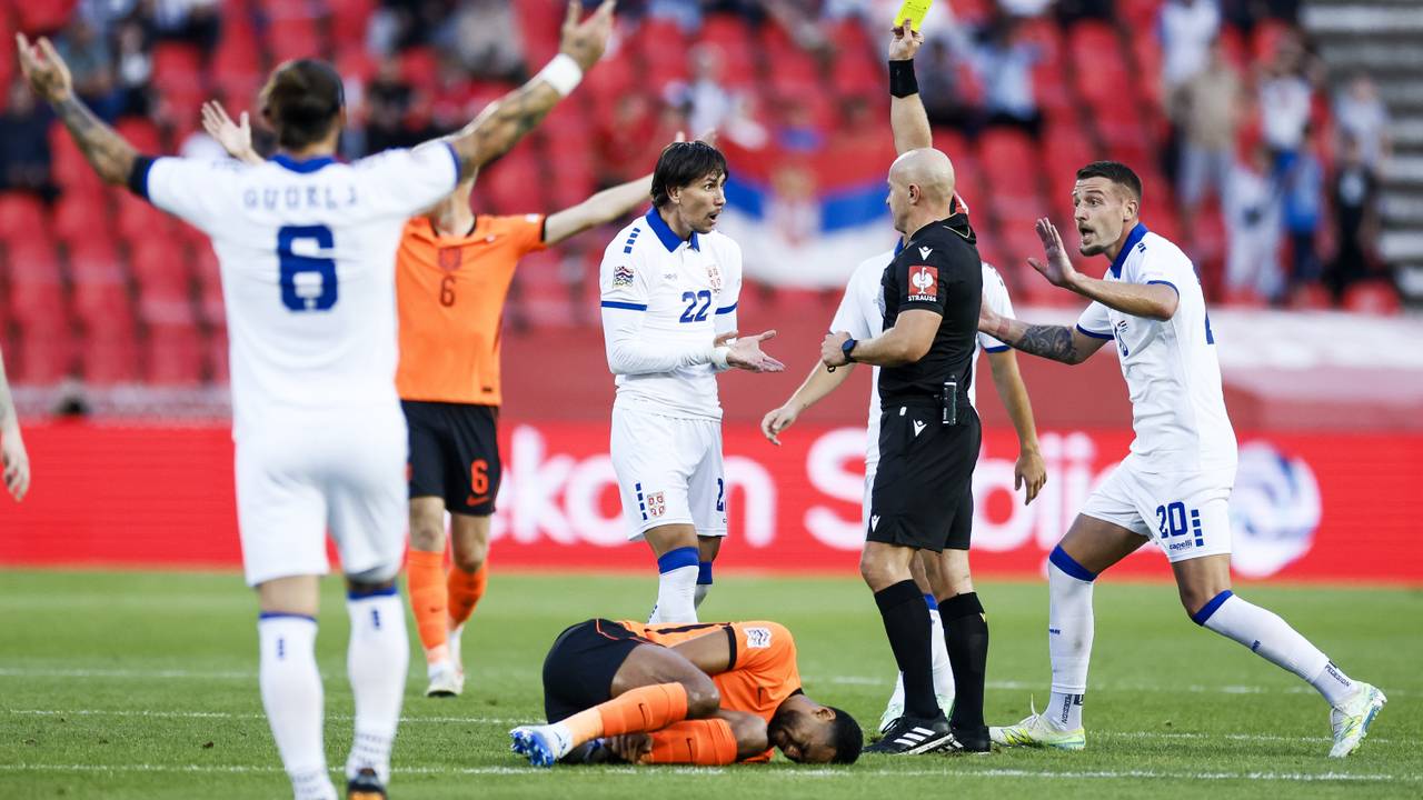 Oranje wint met 1-2 tegen Servië, Gakpo valt vroeg uit met blessure