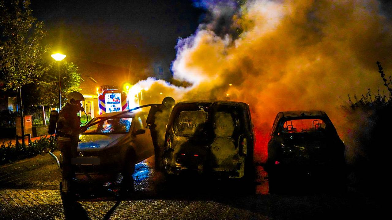 Drie auto's verwoest door brand, buurtbewoners redden andere auto's