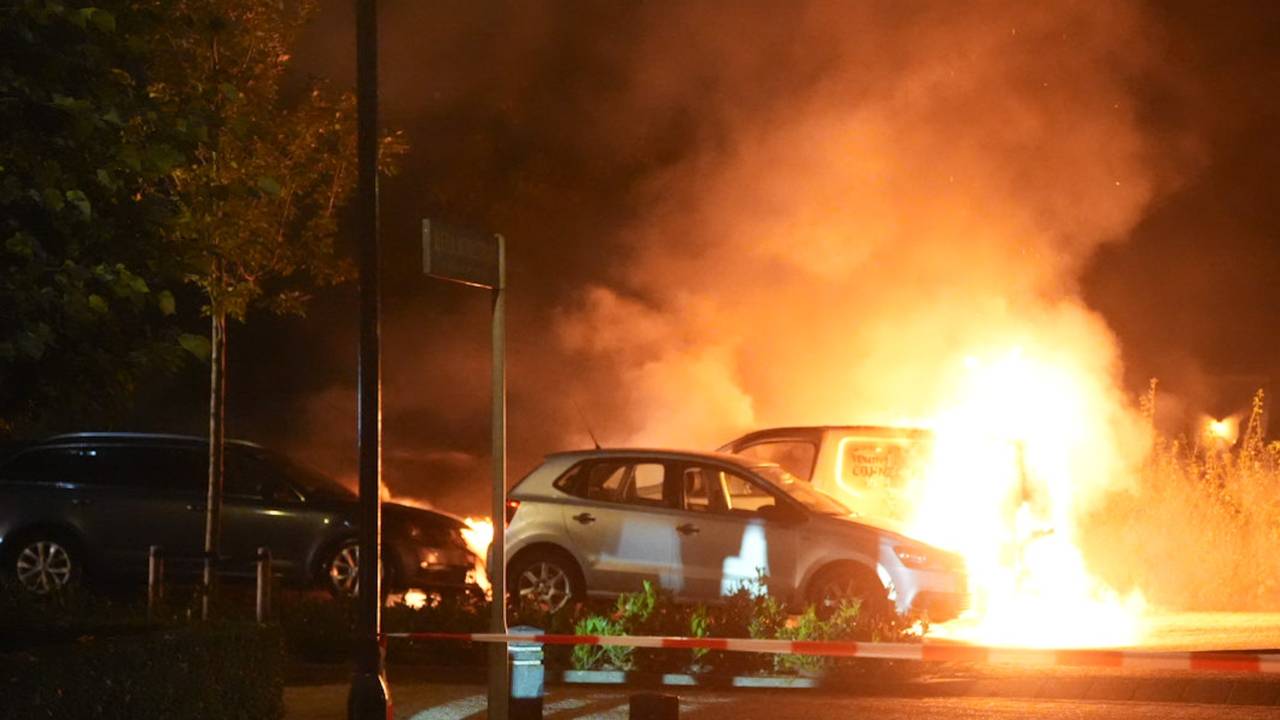 Drie auto's verwoest door autobrand in Waspik (foto: Erik Haverhals/Persbureau Heitink).