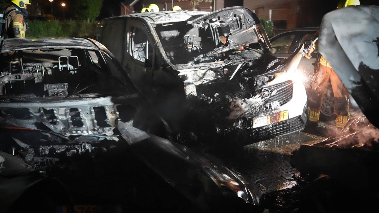 Drie auto's verwoest door autobrand in Waspik (foto: Erik Haverhals/Persbureau Heitink).