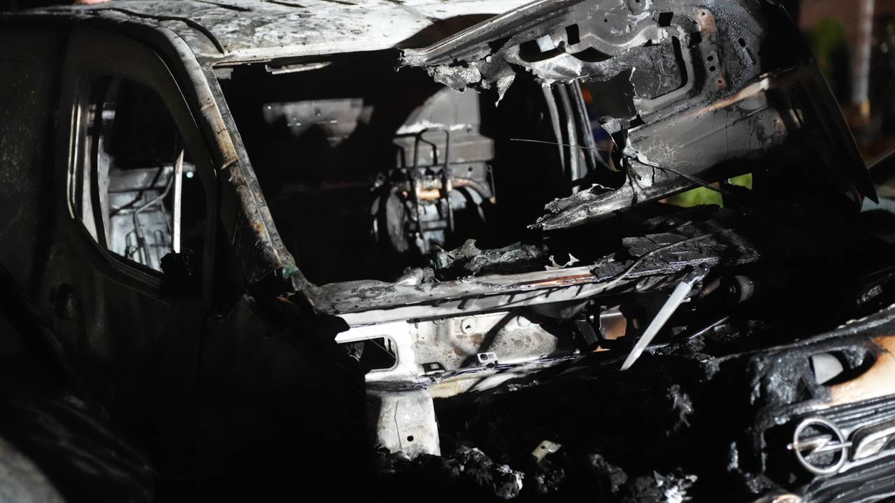 Drie auto's verwoest door autobrand in Waspik (foto: Erik Haverhals/Persbureau Heitink).