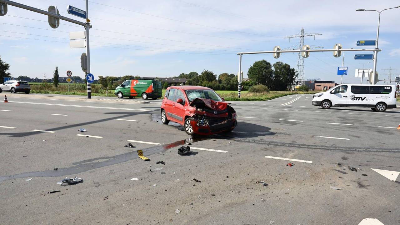 De weg is bezaaid met brokstukken (foto: SK-Media/Persbureau Heitink).