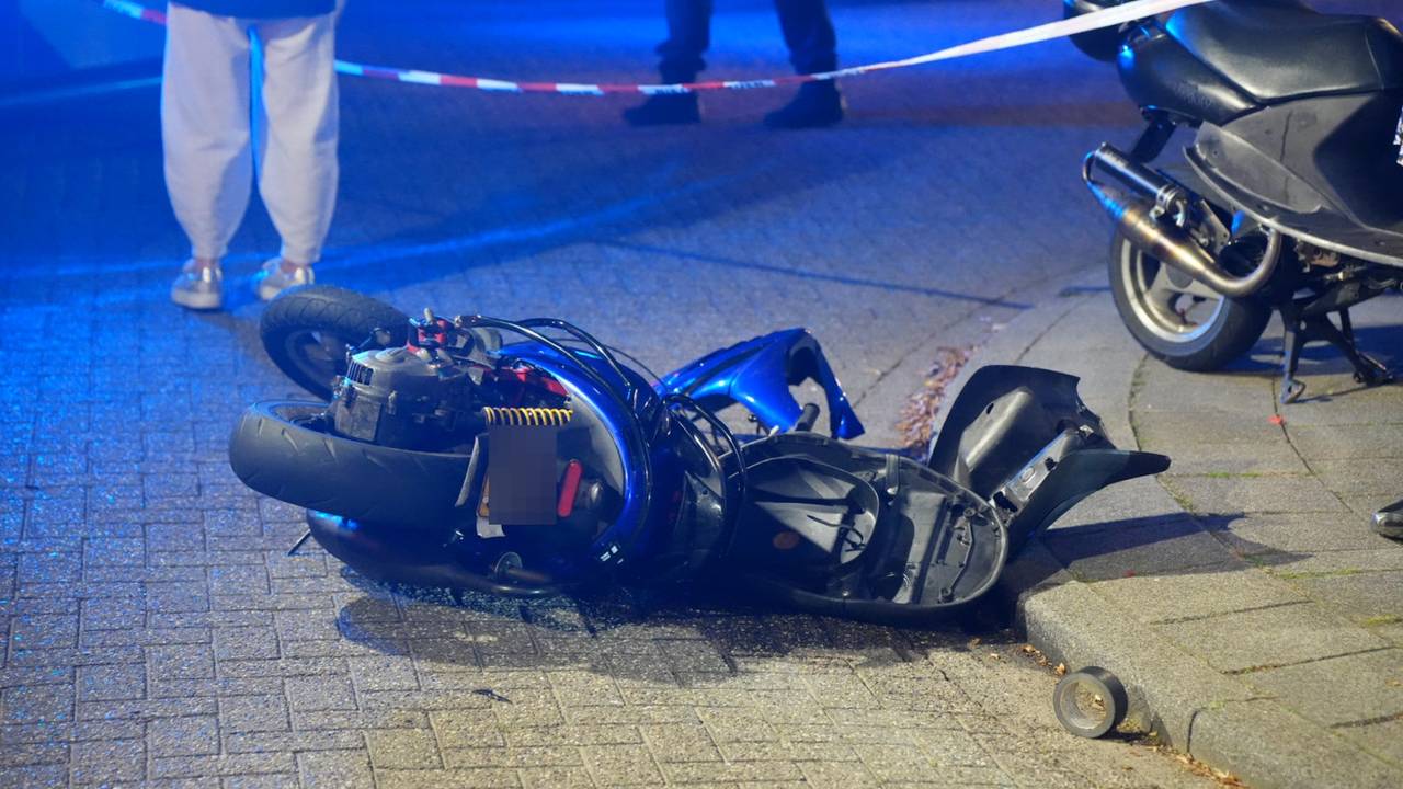 De scooterrijder raakte zwaargewond (foto: Erik Haverhals/Persbureau Heitink).