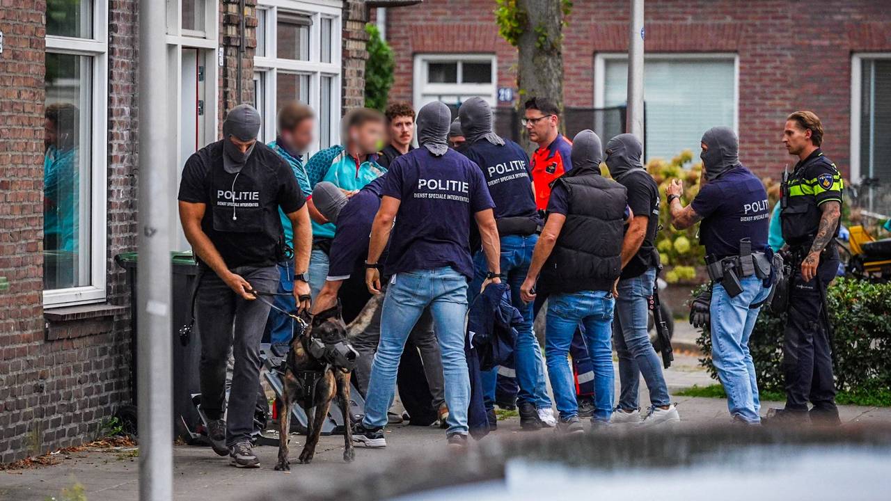Agenten bij het huis in Eindhoven (foto: Persbureau Heitink).