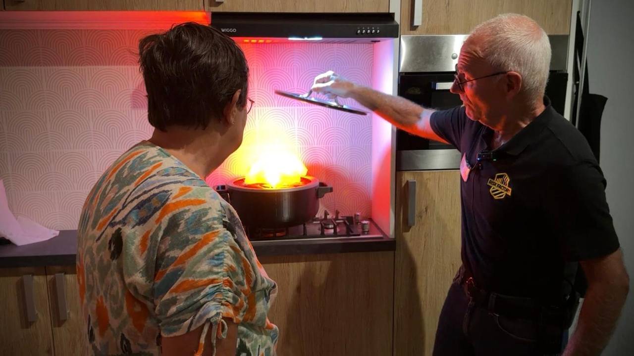 Een instructeur laat zien hoe je een vlam in de pan veilig dooft (foto: Isabel Pijnappels).