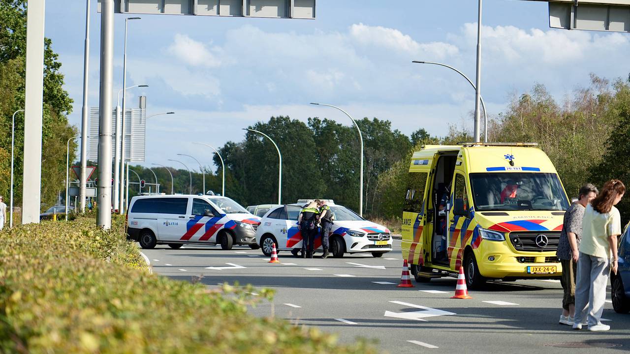 Op de RIjksweg zijn drie auto's op elkaar gebotst (foto: Jeroen Stuve/Persbureau Heitink).