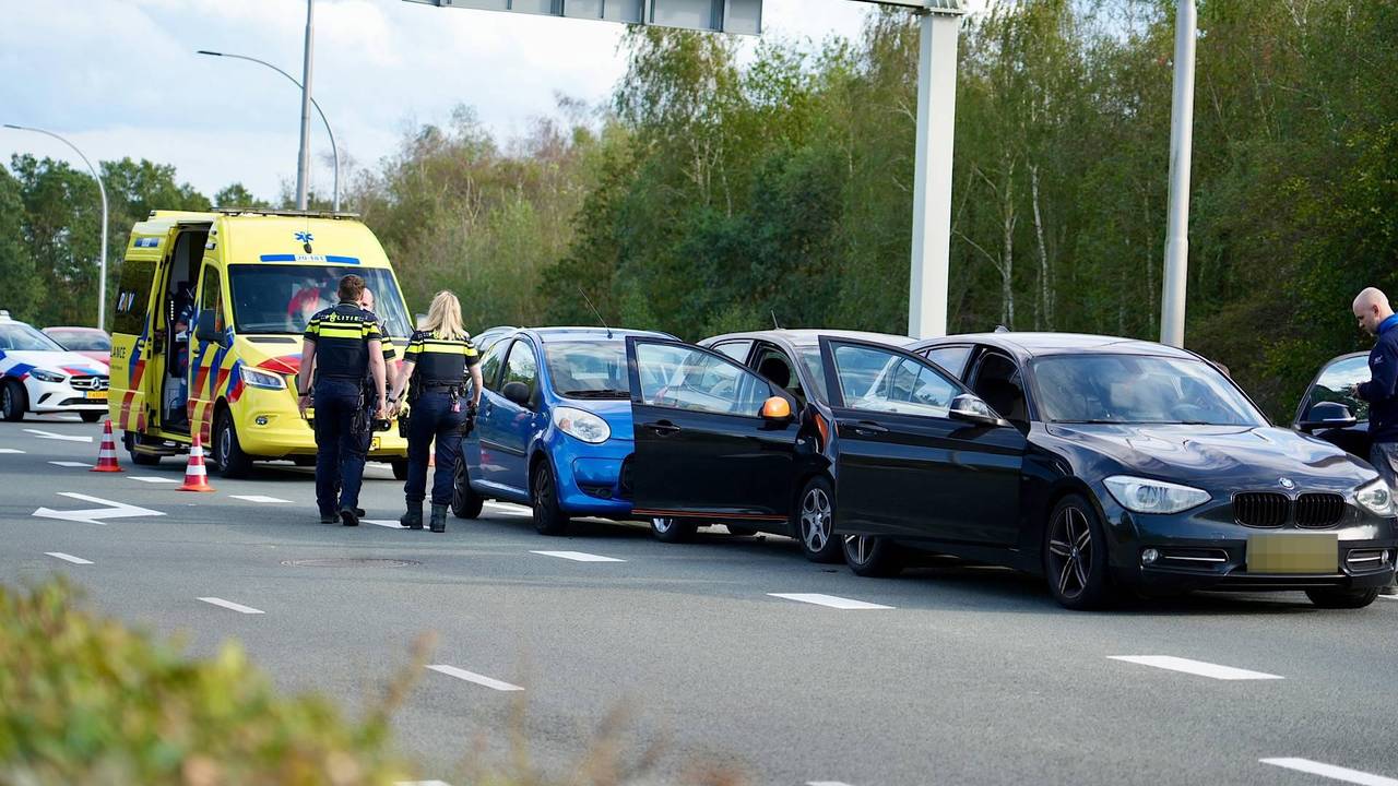 Op de RIjksweg zijn drie auto's op elkaar gebotst (foto: Jeroen Stuve/Persbureau Heitink).