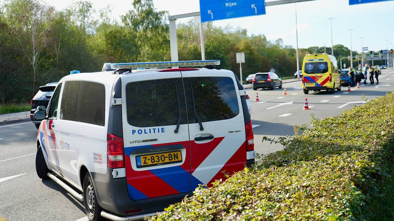 Op de RIjksweg zijn drie auto's op elkaar gebotst (foto: Jeroen Stuve/Persbureau Heitink).