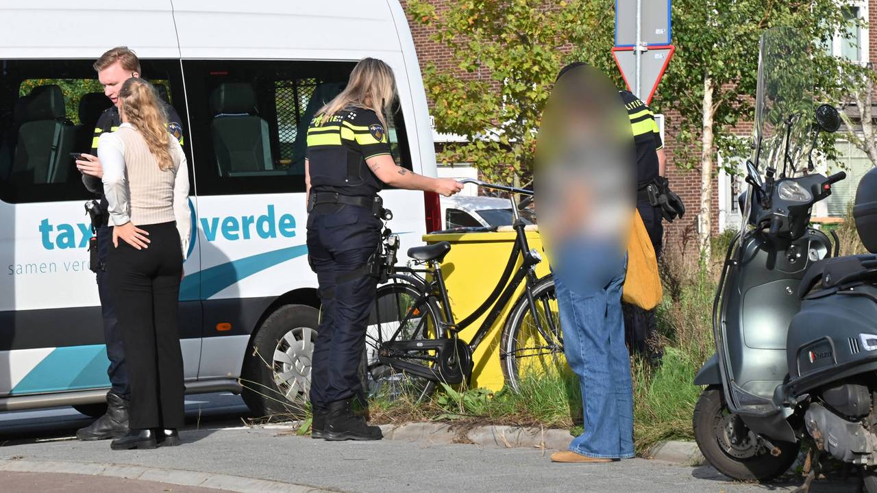 Fietser en auto botsen op rotonde in Breda (foto: Perry Roovers/Persbureau Heitink).