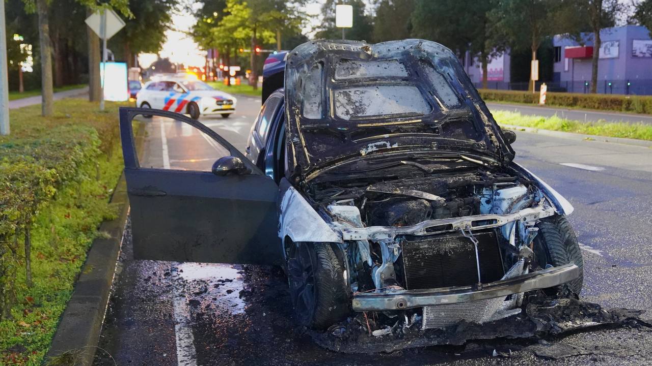 Auto in brand tijdens het rijden in Den Bosch (foto: Bart Meesters/Persbureau Heitink).