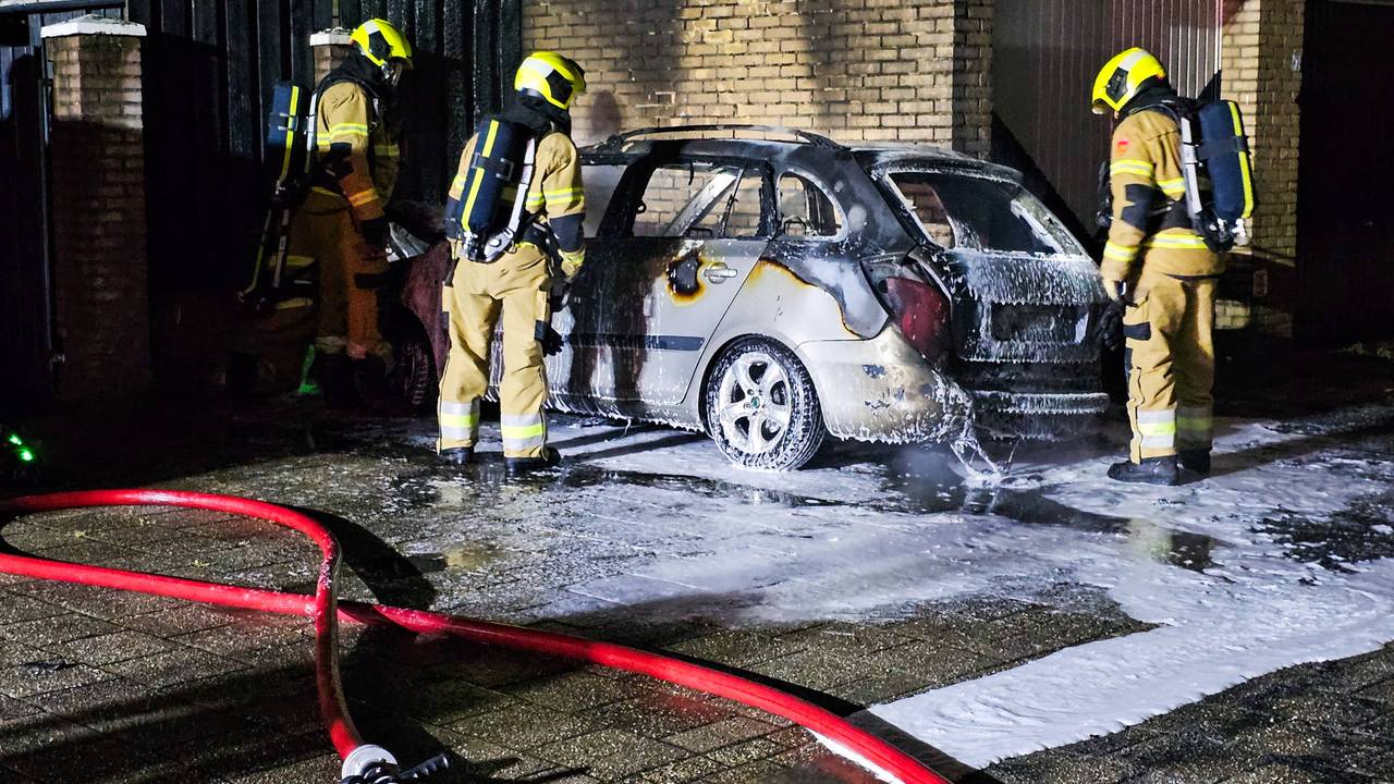 Brand verwoest auto in Veghel, ook garage en schutting beschadigd