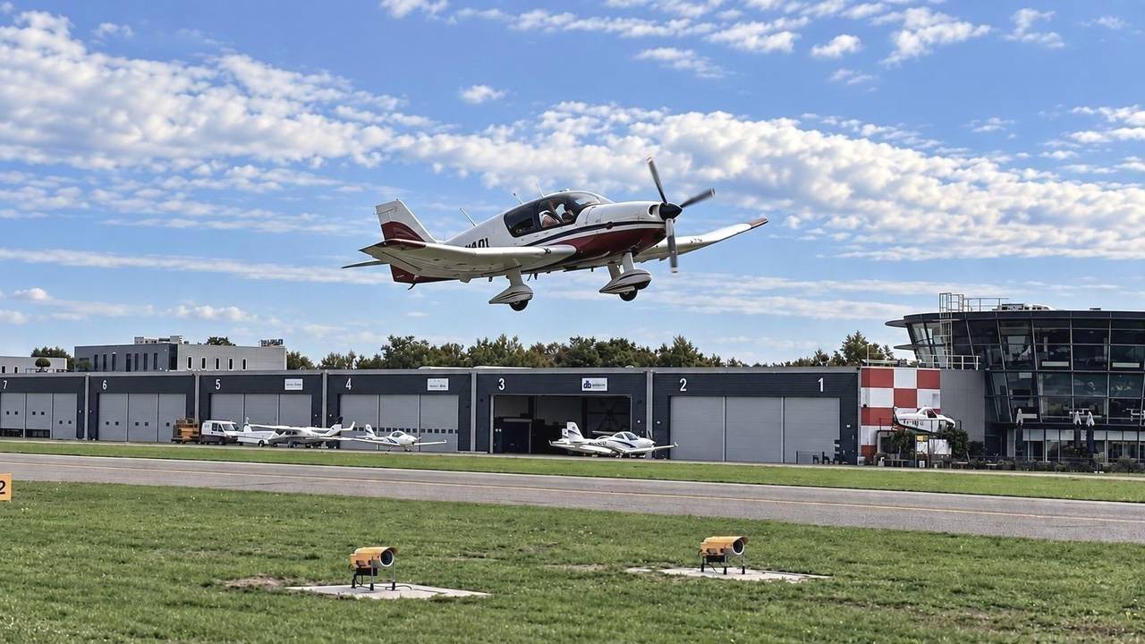 Er vliegen nu nog vooral sportvliegtuigen op Breda International Airport in Bosschenhoofd (foto: Erik Peeters/Omroep Brabant).