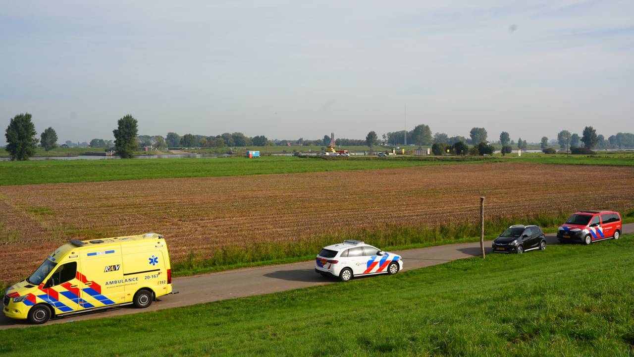 Meerdere hulpdiensten kwamen naar het Oude Maasje in Waalwijk (foto: Persbureau Heitink).