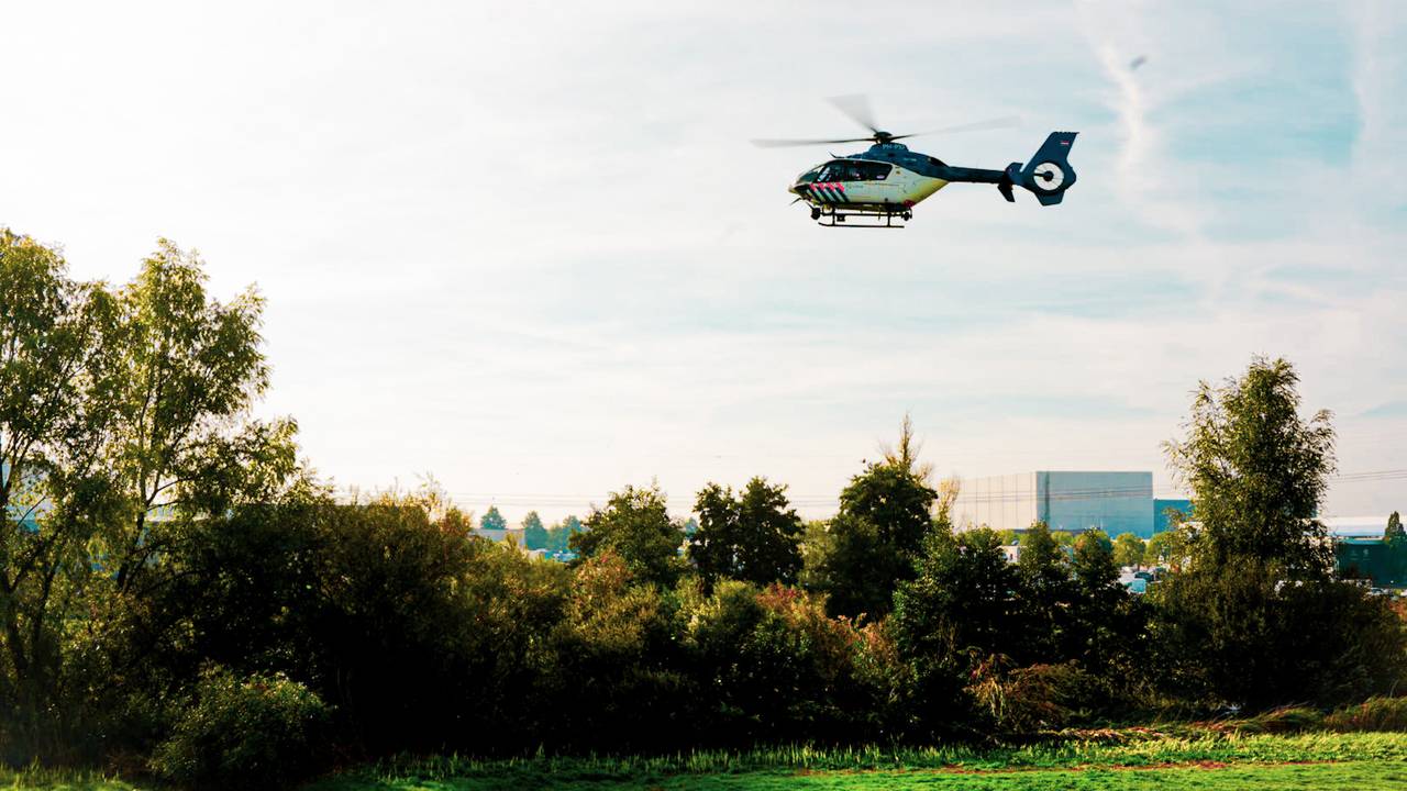 Bij de zoekactie werd onder meer een politieheli ingezet (foto: Persbureau Heitink).