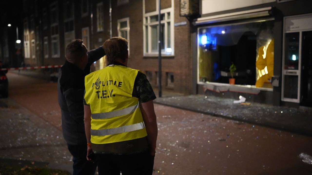 Bij de winkel wordt onderzoek gedaan (foto: Persbureau Heitink).