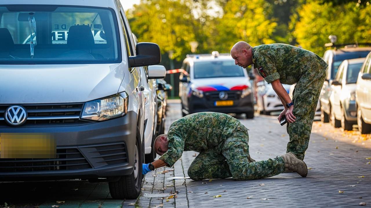 Het restant van de explosief is door de EOD weggehaald (foto: SQ Vision).