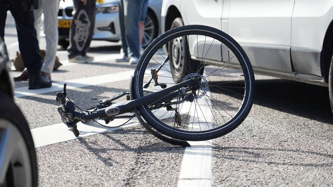 Fietser geschept door auto op Vierbundersweg in Tilburg