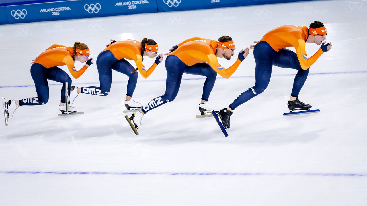 De logo's van OK tankstations komen op de schaatspakken (foto: ANP).