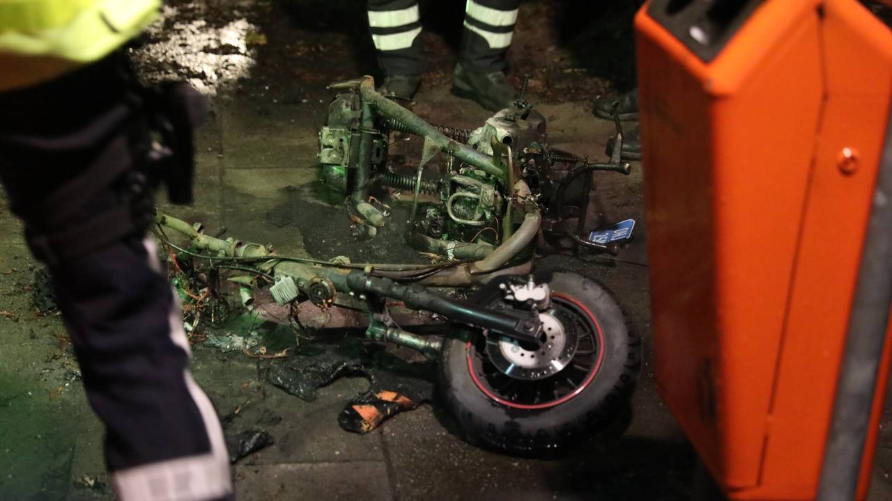 Scooter uitgebrand in Roosendaal (foto: Christian Traets / Persbureau Heitink). 