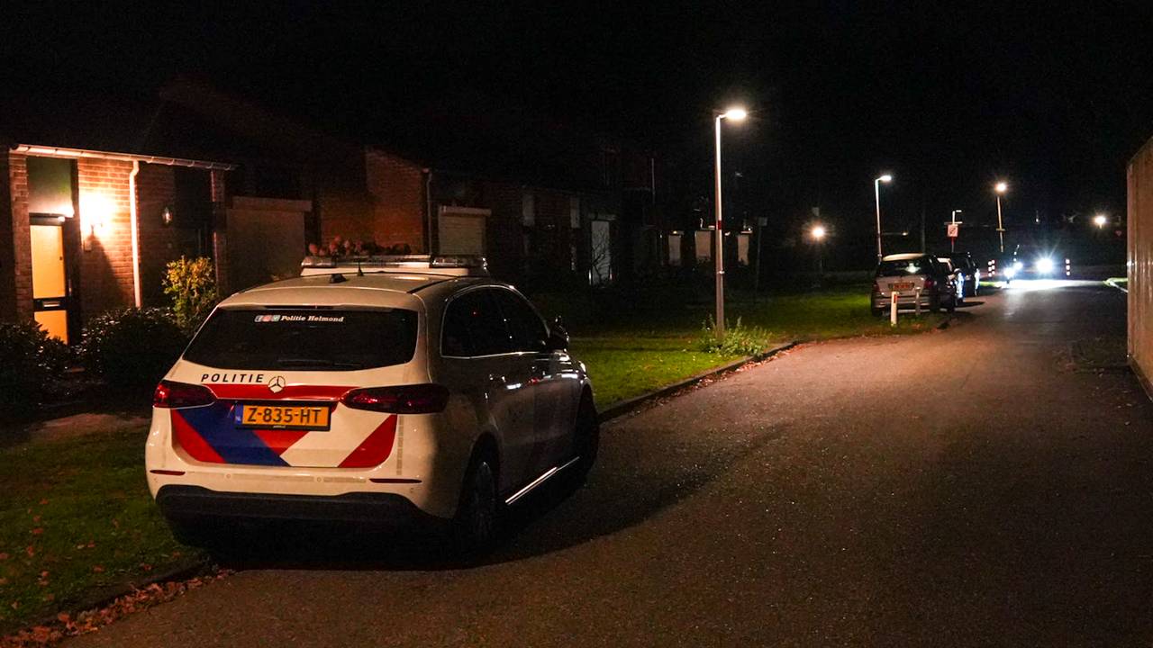 Politie bij het huis in Deurne waar een overvaller probeerde binnen te komen (foto: Harrie Grijseels / Persbureau Heitink). 