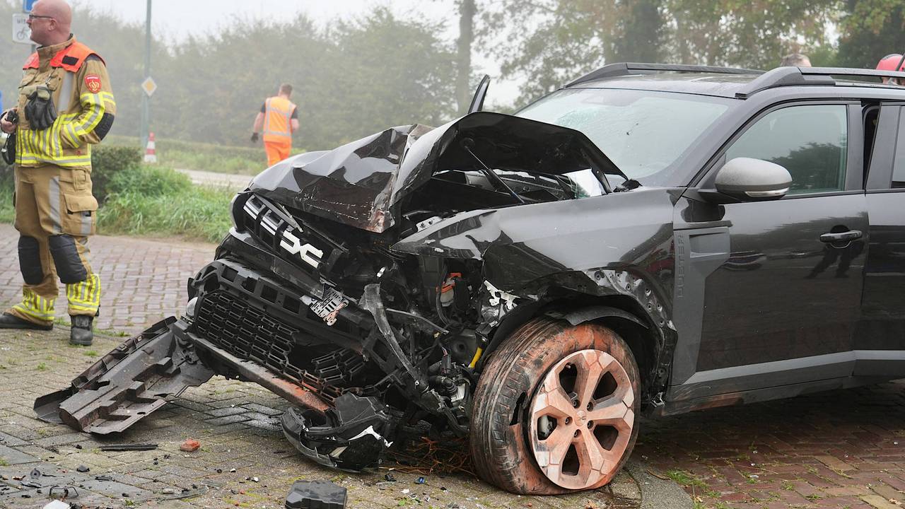 Auto knalt tegen gevel van huis in Dorst (foto: Jeroen Stuve/Persbureau Heitink).