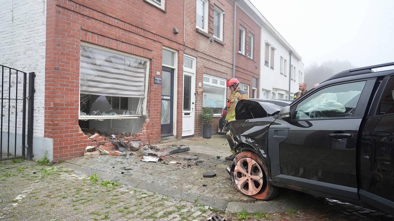 Auto knalt tegen gevel van huis in Dorst: veel schade, bestuurder gewond