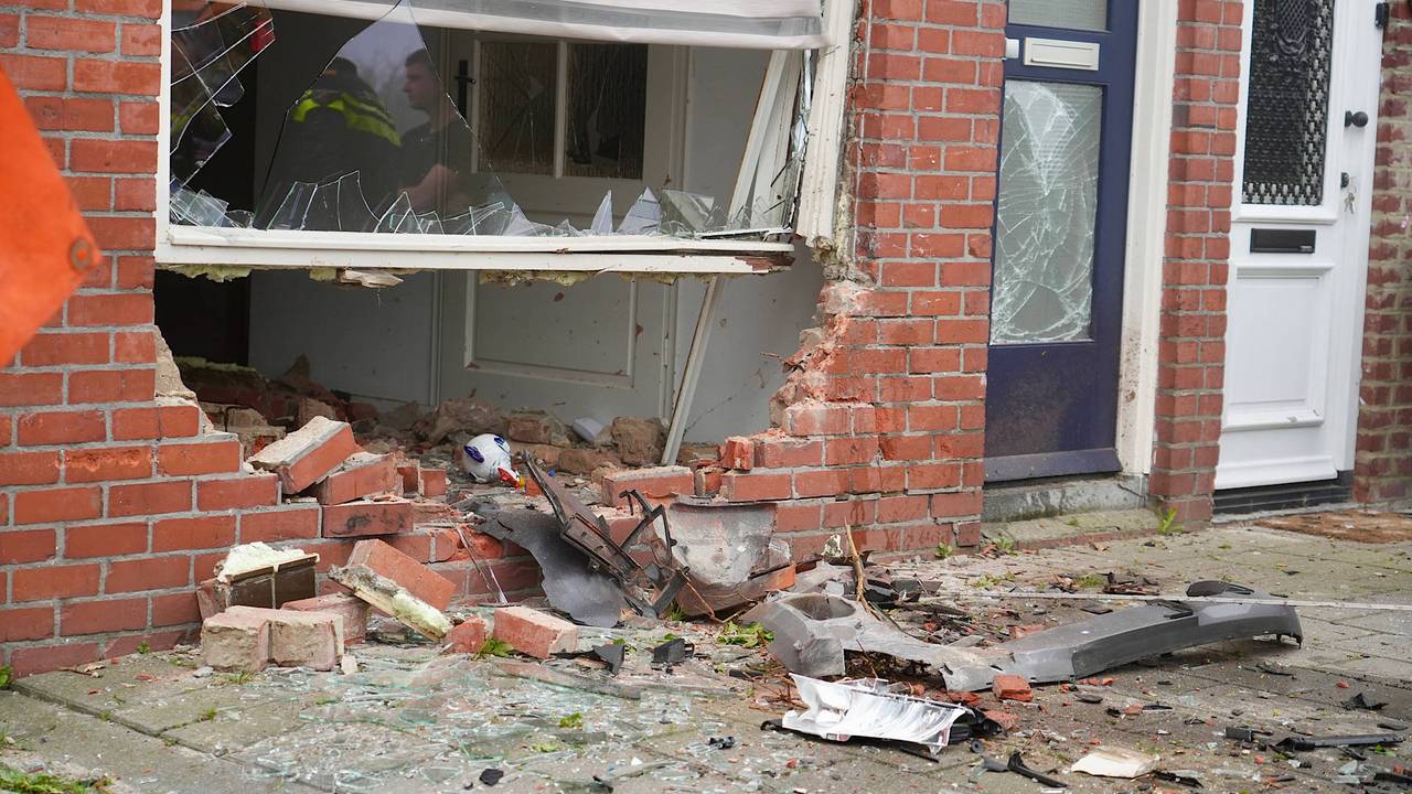 Auto knalt tegen gevel van huis in Dorst (foto: Jeroen Stuve/Persbureau Heitink).