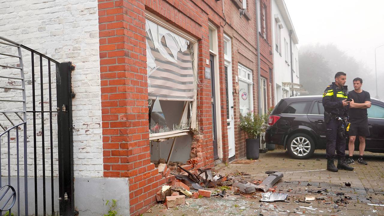 Auto knalt tegen gevel van huis in Dorst (foto: Jeroen Stuve/Persbureau Heitink).