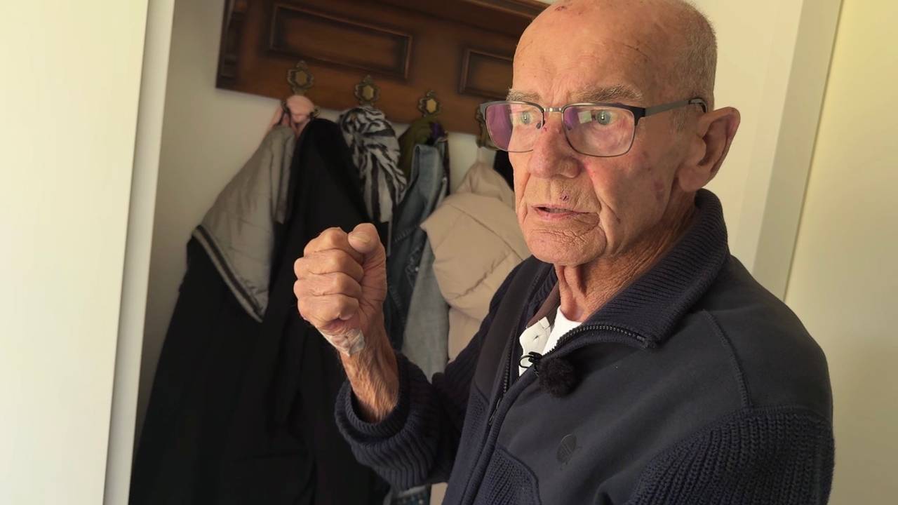 Piet Weerts laat zien hoe hij de overvaller te lijf ging (foto: Jan Peels).