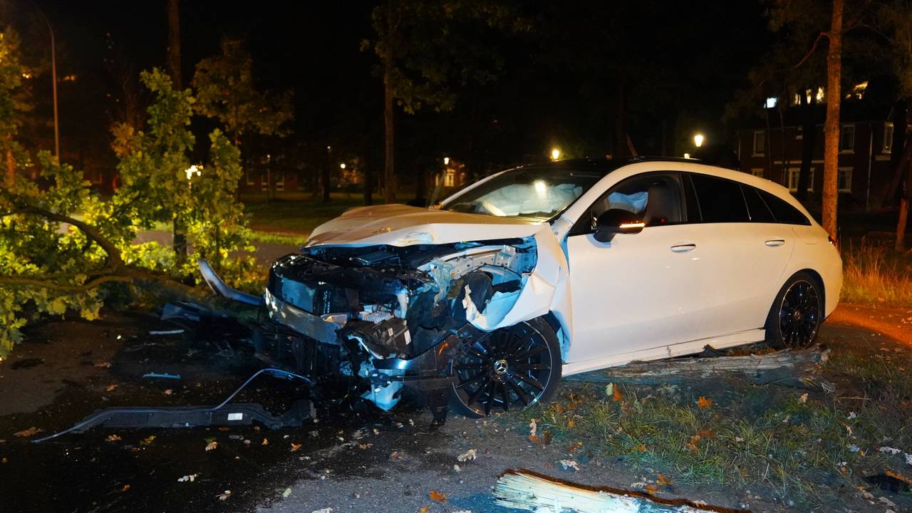 Auto crasht in Vught, buurtbewoners voorkomen dat drie inzittenden vluchten