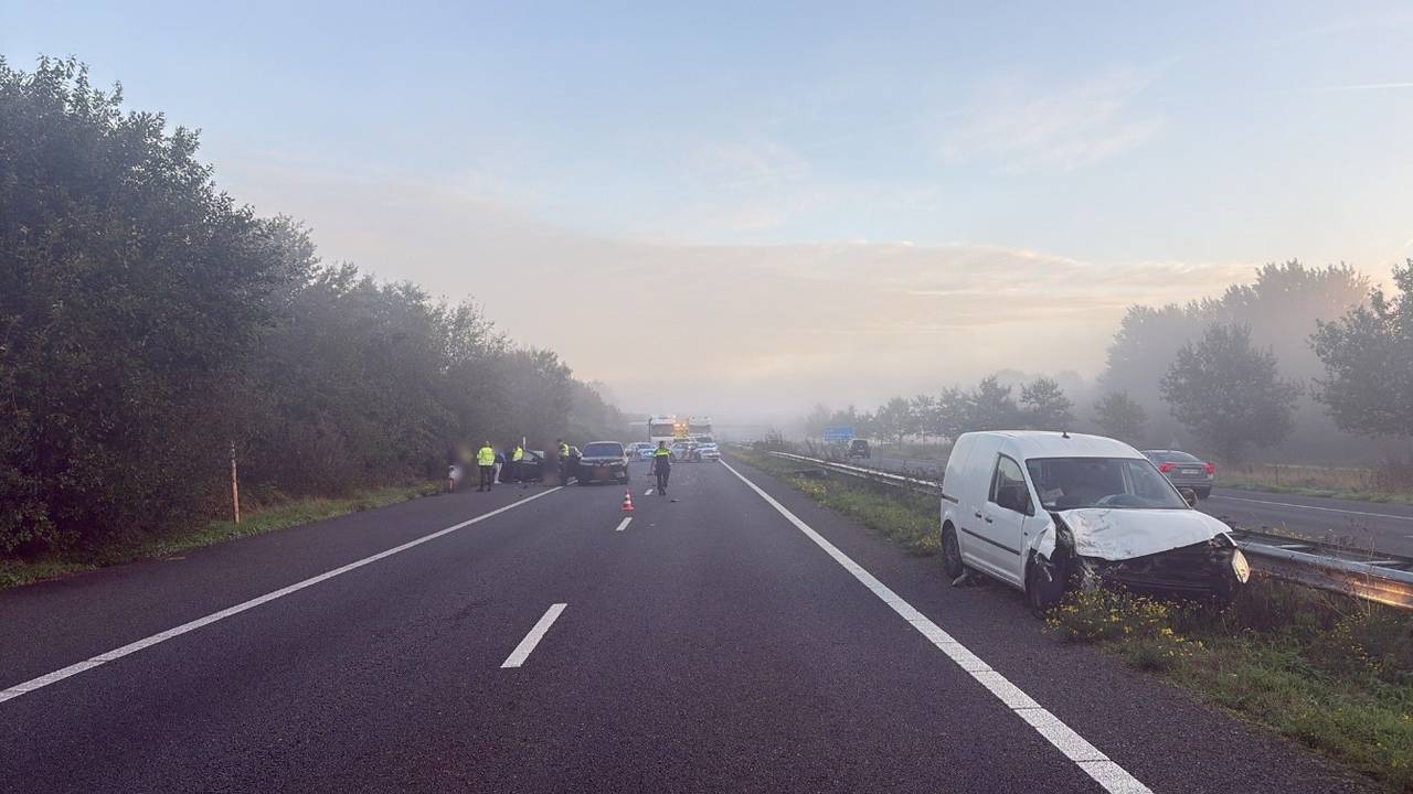 In de staart van de file ontstond opnieuw een ongeluk, daardoor werden beide rijstroken kort afgesloten. (Foto: X / Rijkswaterstaat.)