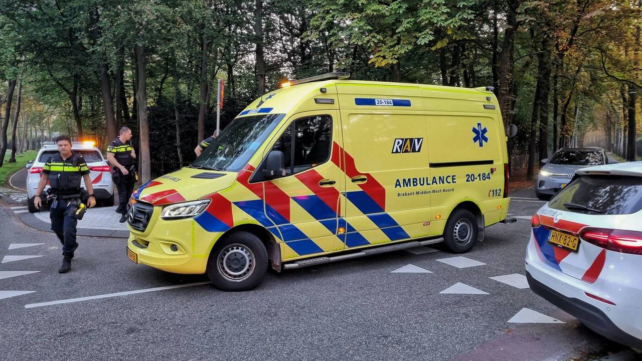 De fietser werd geschept door de auto, daarbij kwam het slachtoffer hard ten val. (Foto: Toby de Kort / Persbureau Heitink.)