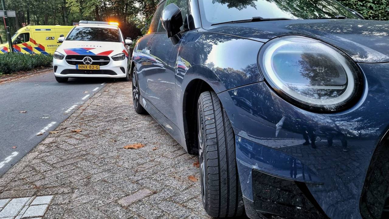 De fietser werd geschept door de auto, daarbij kwam het slachtoffer hard ten val. (Foto: Toby de Kort / Persbureau Heitink.)