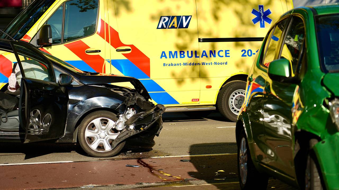 De auto's botste op elkaar, er ontstond flinke schade door de klap. (Foto: Jeroen Stuve / Persbureau Heitink.)