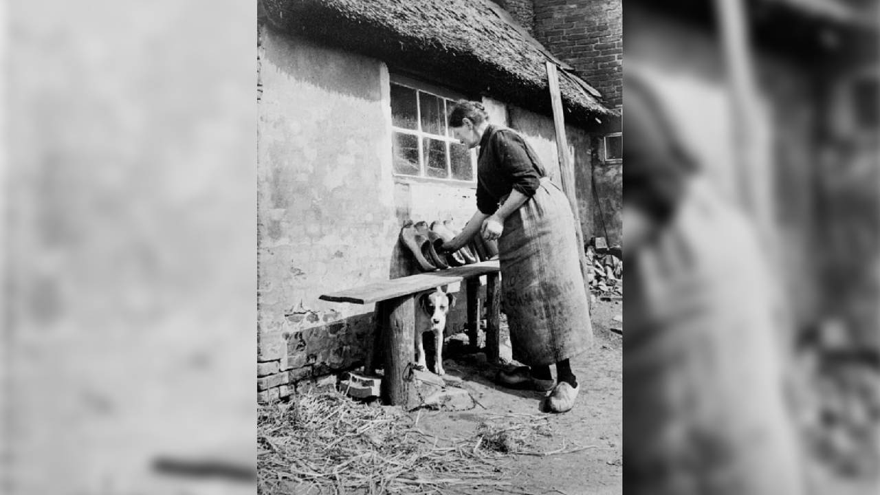 Een vrouw die klompen buitenzet in de buurt van Oss (foto: Henk Willemse/collectie familie Willemse)