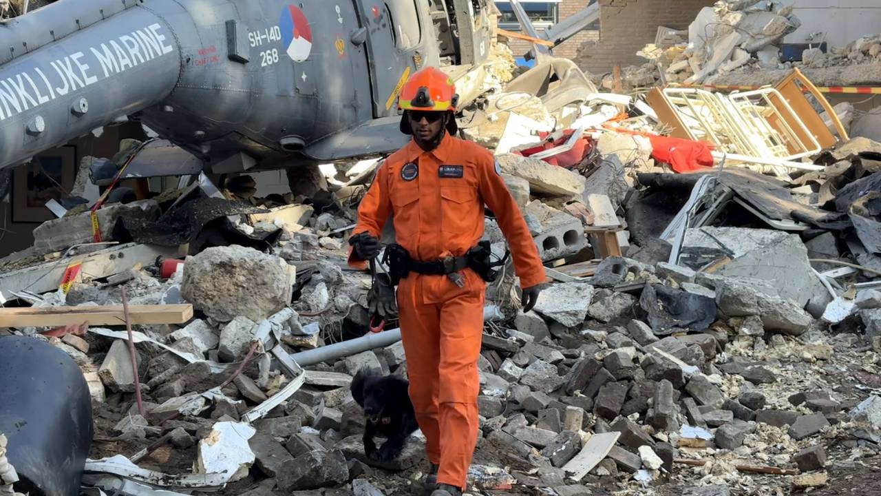Ook speurhonden helpen mee tijdens de oefening (foto: Wilco Zonneveld).