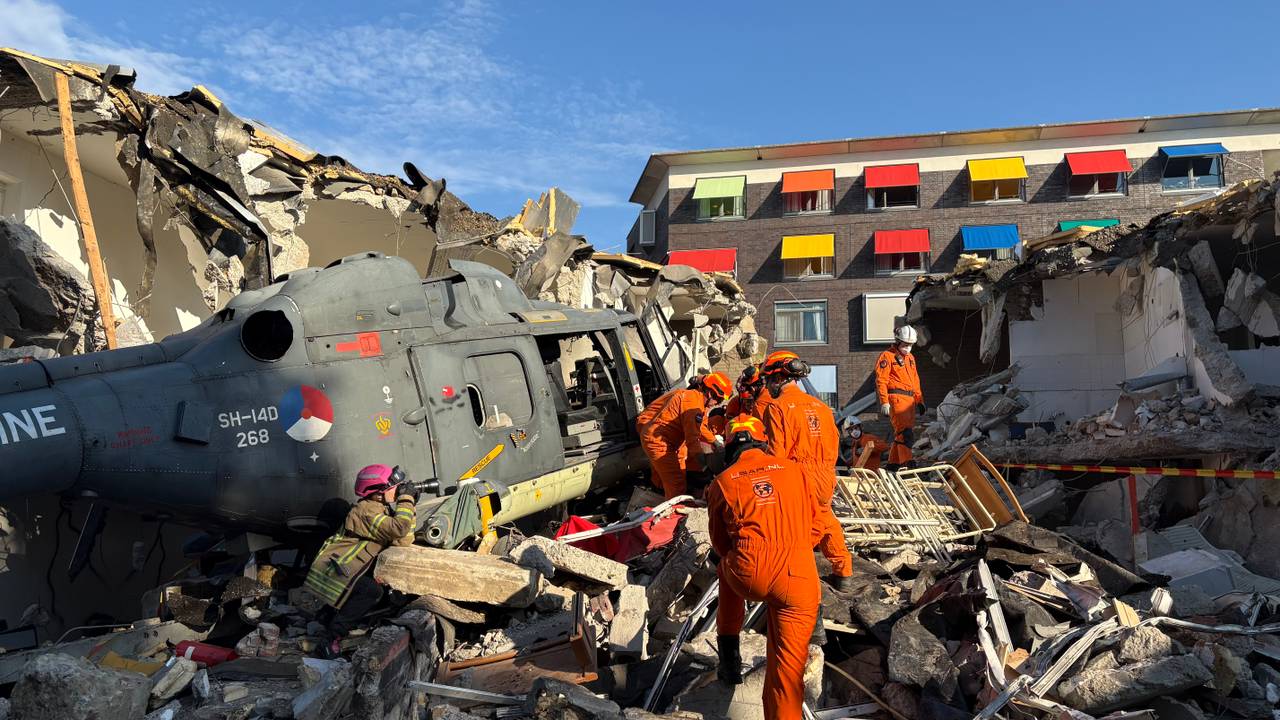 Met een brancard wordt de helikopterpiloot uit het toestel gehaald (foto: Wilco Zonneveld).