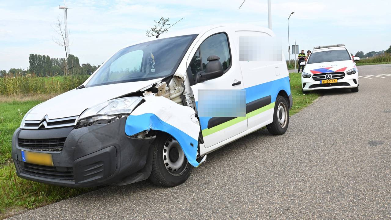 De linker voorzijde van de bus raakte flink beschadigd (foto: Perry Roovers / Persbureau Heitink).