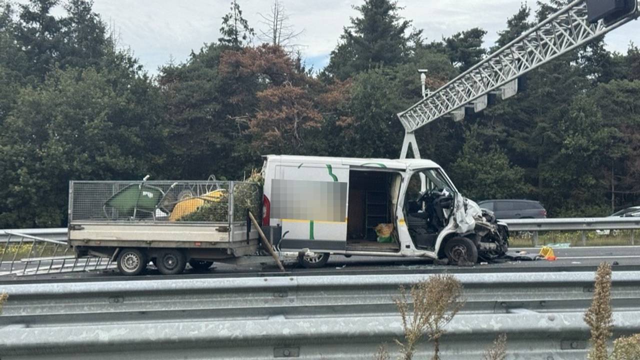 Een hoveniersbusje is flink beschadigd (foto: Lav Lukač).