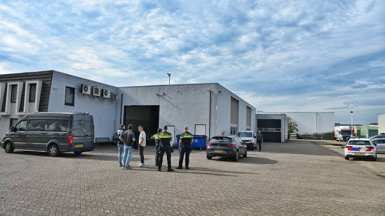 Onderzoek bij bedrijf in Tilburg, mogelijk grondstoffen voor drugs gevonden