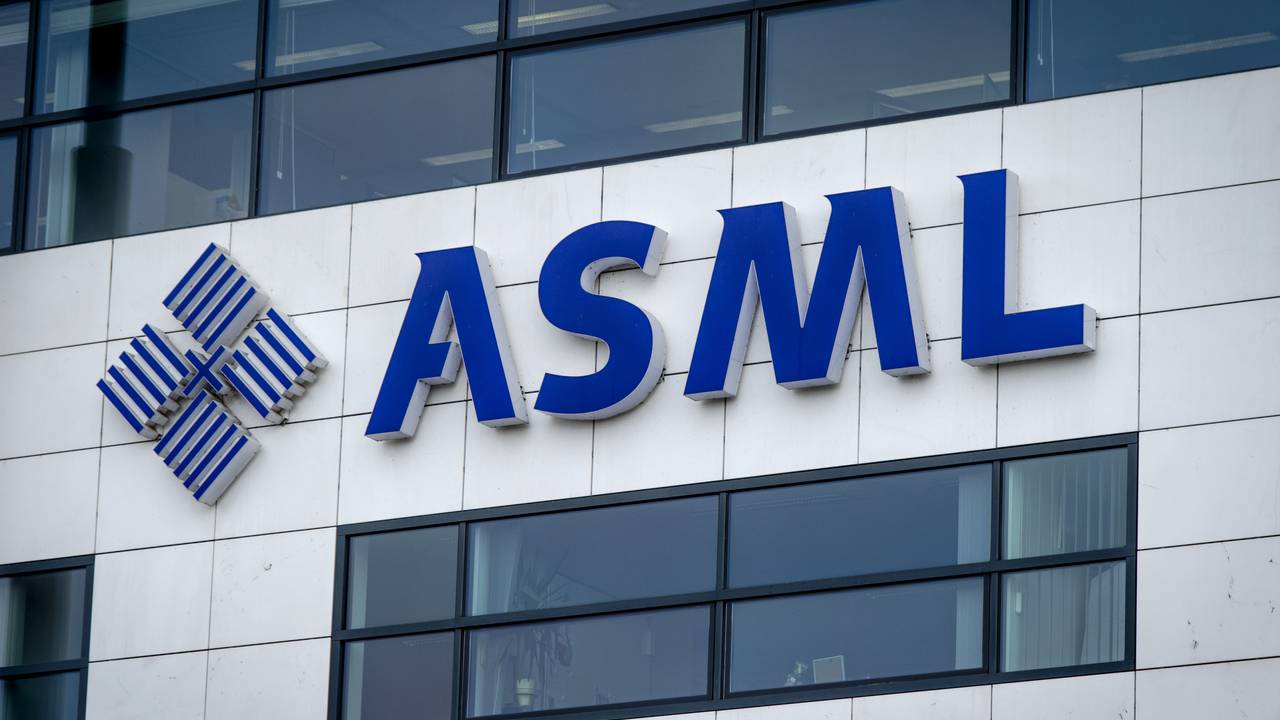 Exterieur van ASML (foto: Robin van Lonkhuijsen/ANP).