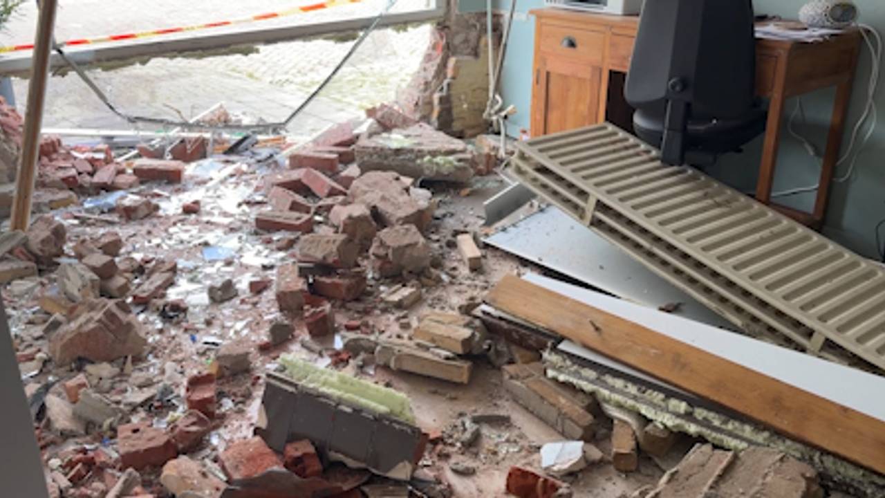 Schade aan huis aan Rijksweg nadat een auto de gevel ramde (foto: Ruud Ritzen).