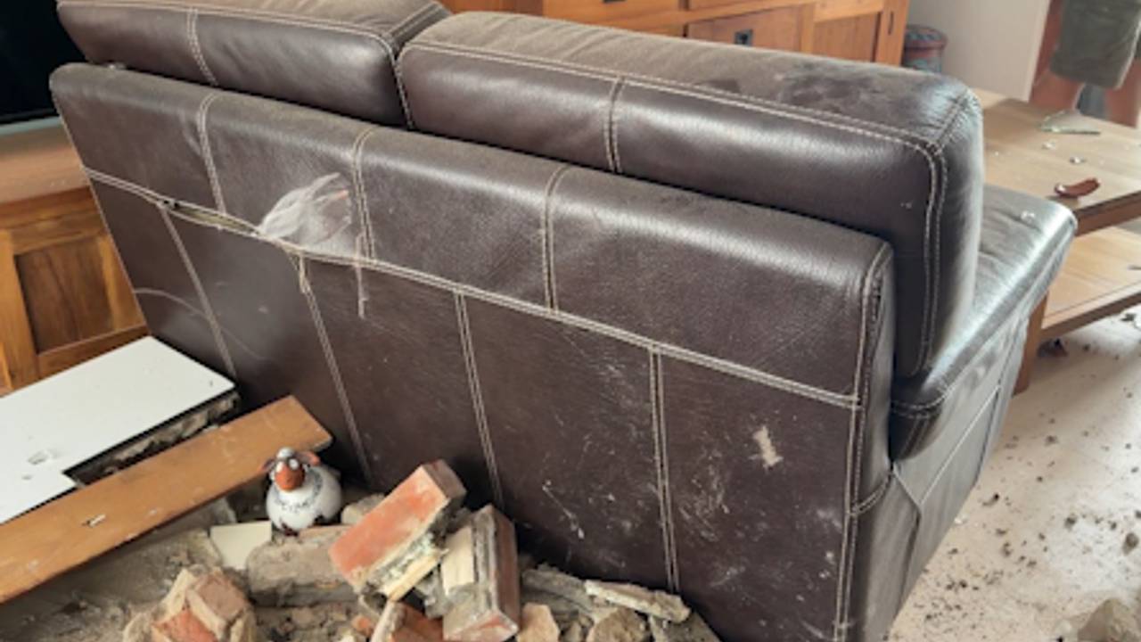Scheur in bankstel nadat auto gevel ramde (foto: Ruud Ritzen).