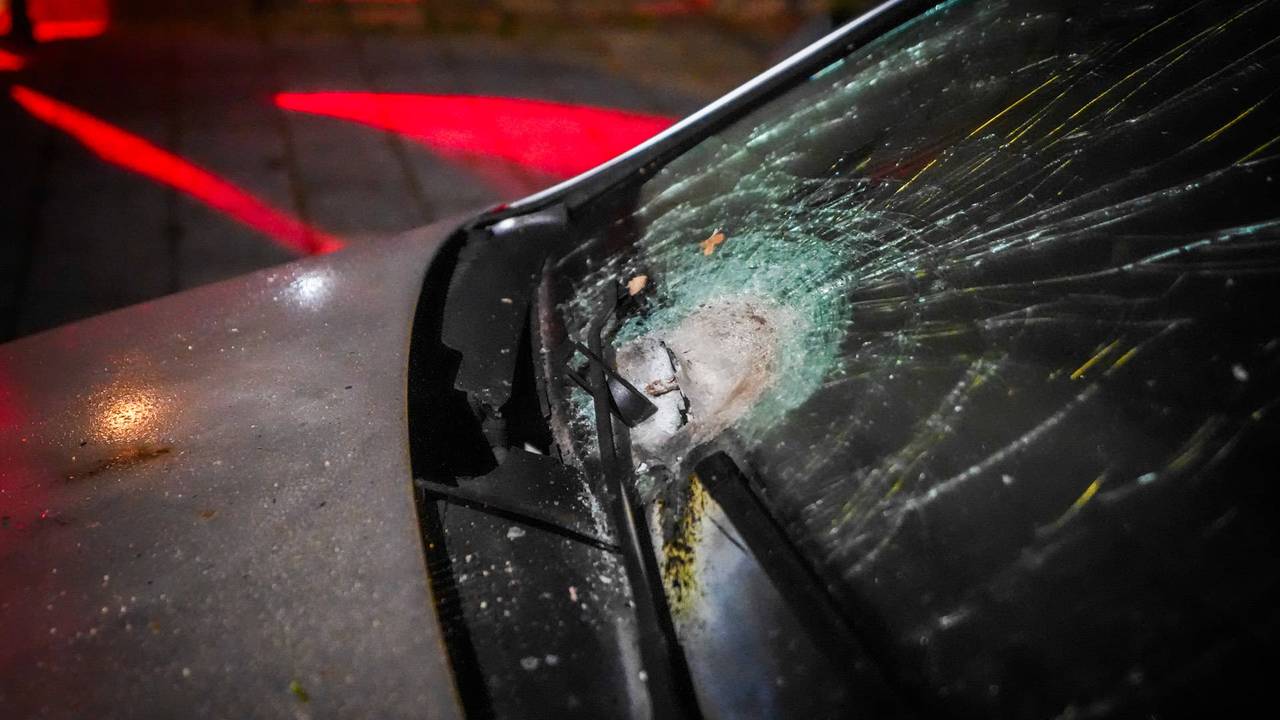 De voorruit raakte flinke beschadigd door het explosief (foto: Persbureau Heitink).