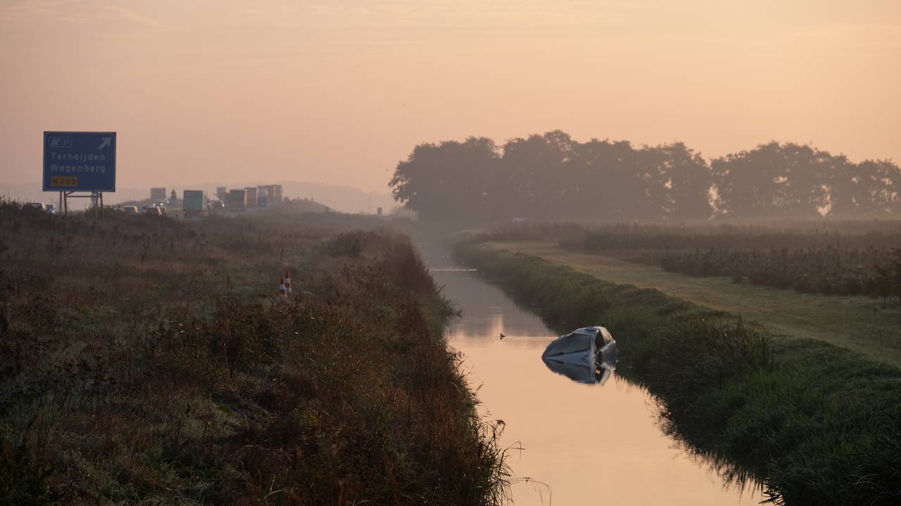 Auto belandt in de sloot langs de A59